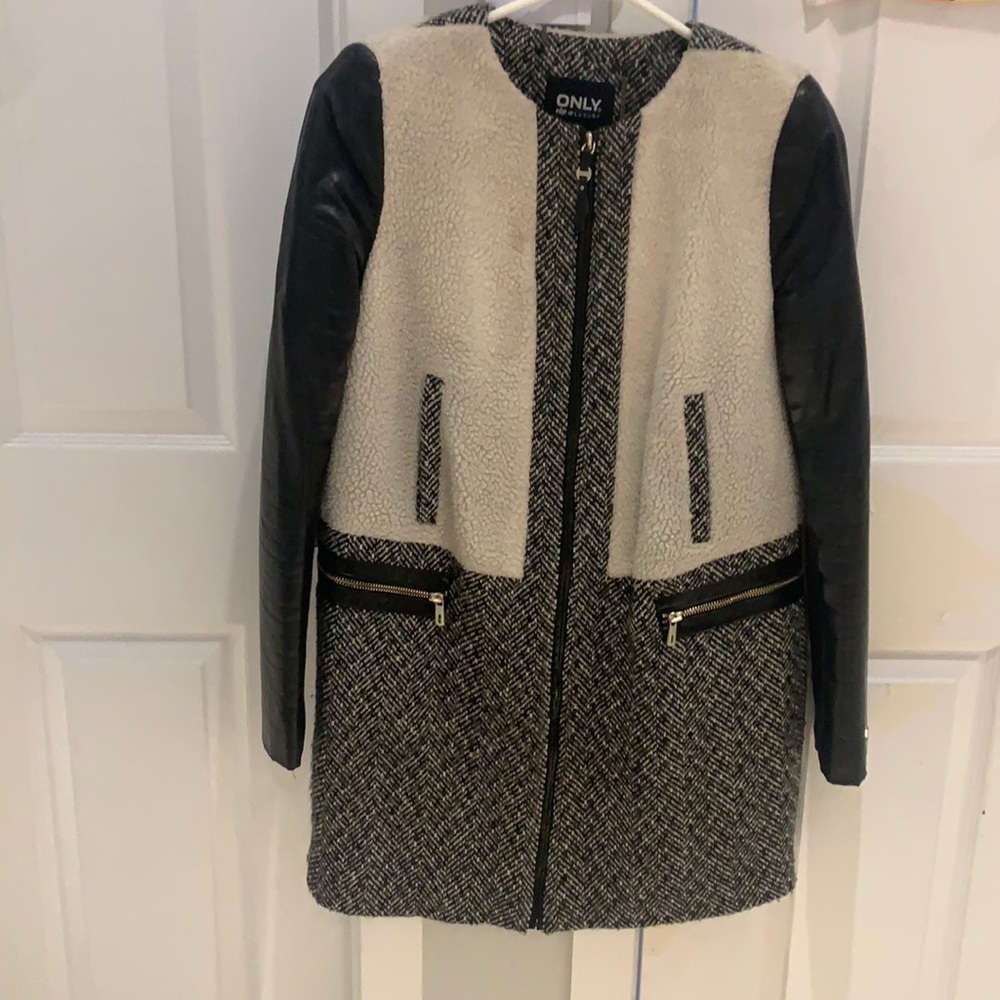 Winter elegant jacket with leather sleeves